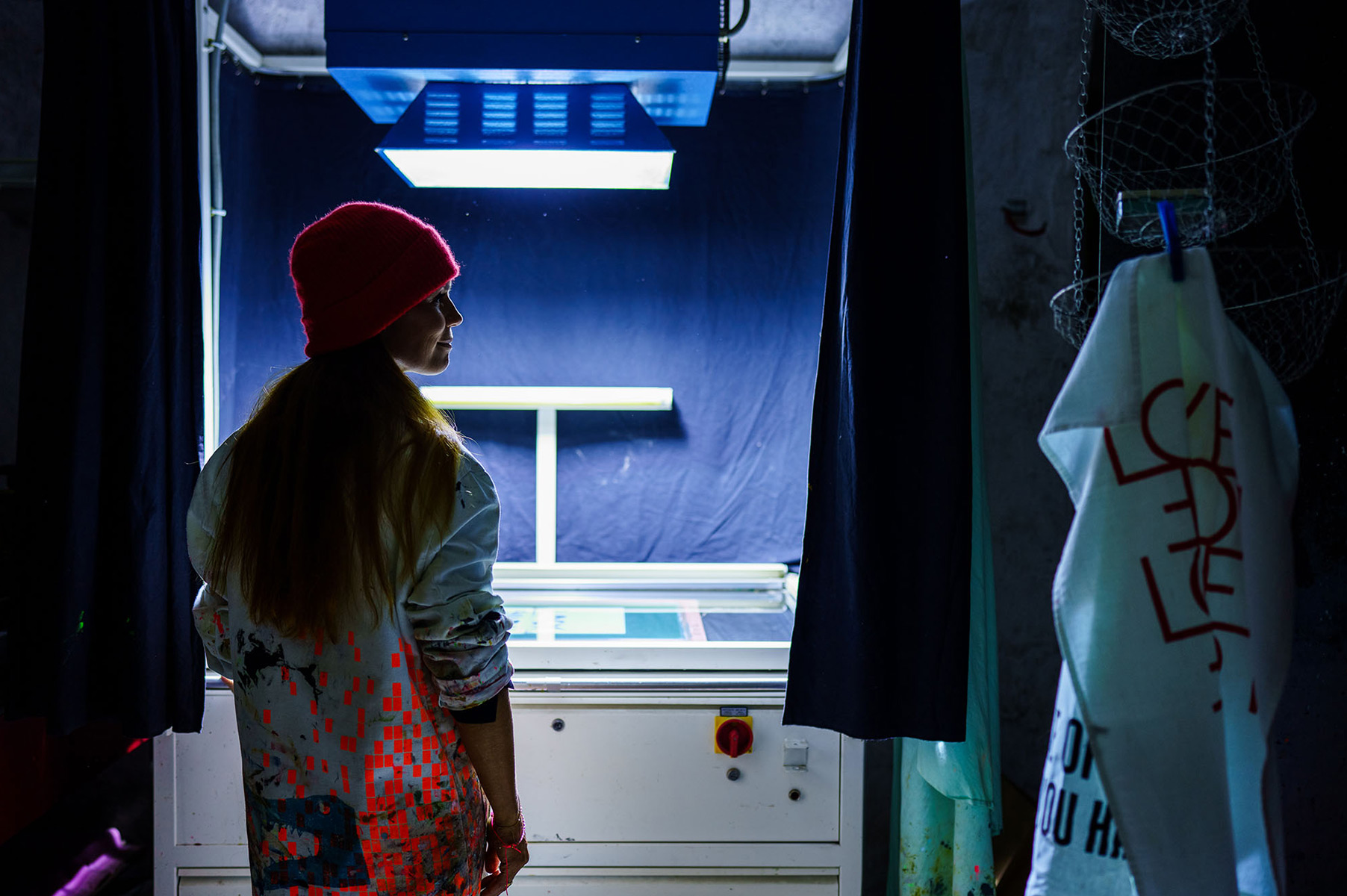 Seit über fünfzehn Jahren arbeitet Kathrina Looser in einem Gewölbekeller in der Rapperswiler Altstadt. Abgeschieden von Tageslicht und äusseren Ablenkungen entsteht dort ein künstlerischer Prozess, bei dem Ritual, Präsenz und Wiederholung den Rhythmus prägen.