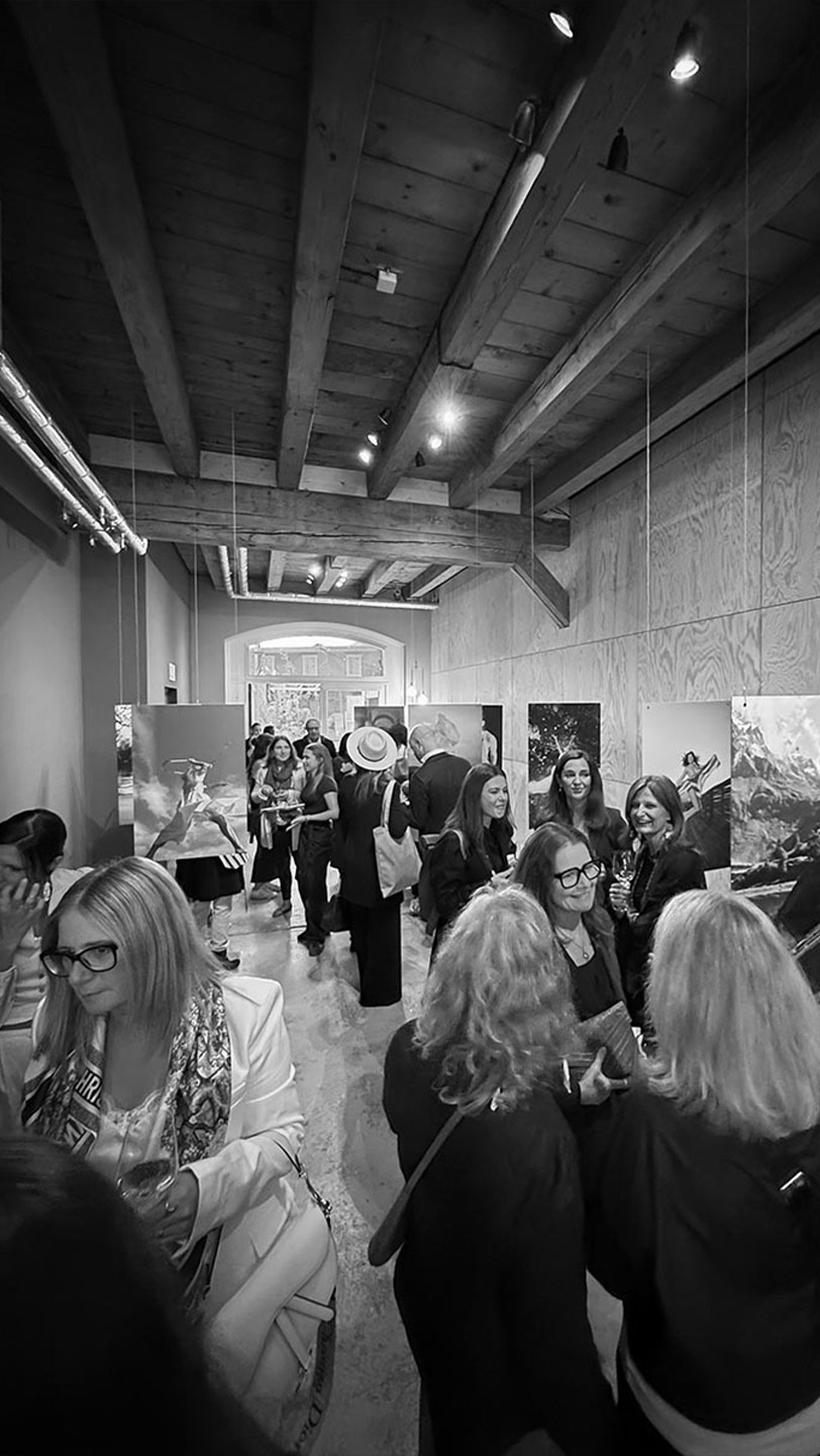 Besucherinnen betrachten die Werke von Kathrina Looser – Kunst trifft Publikum in der Ausstellung «I don’t give a fuck – 15 neue Wahrheiten»