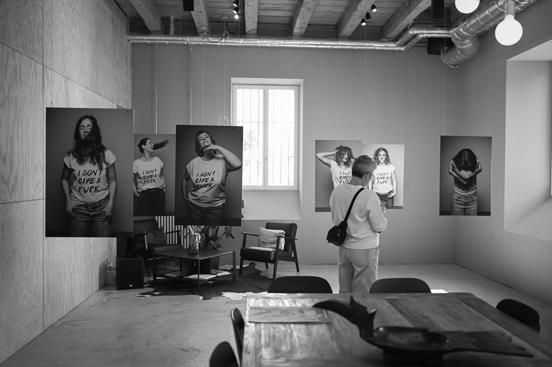 Kathrina Looser im Gespräch mit Gästen – Austausch über die neuen Wahrheiten der Ausstellung «I don’t give a fuck – 15 neue Wahrheiten»