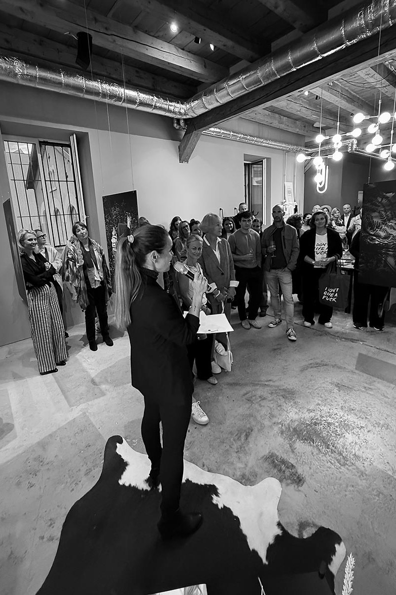 Kathrina Looser erklärt einem Besucher ihre Werke – vertiefter Einblick in das künstlerische Konzept der Ausstellung «I don’t give a fuck – 15 neue Wahrheiten»