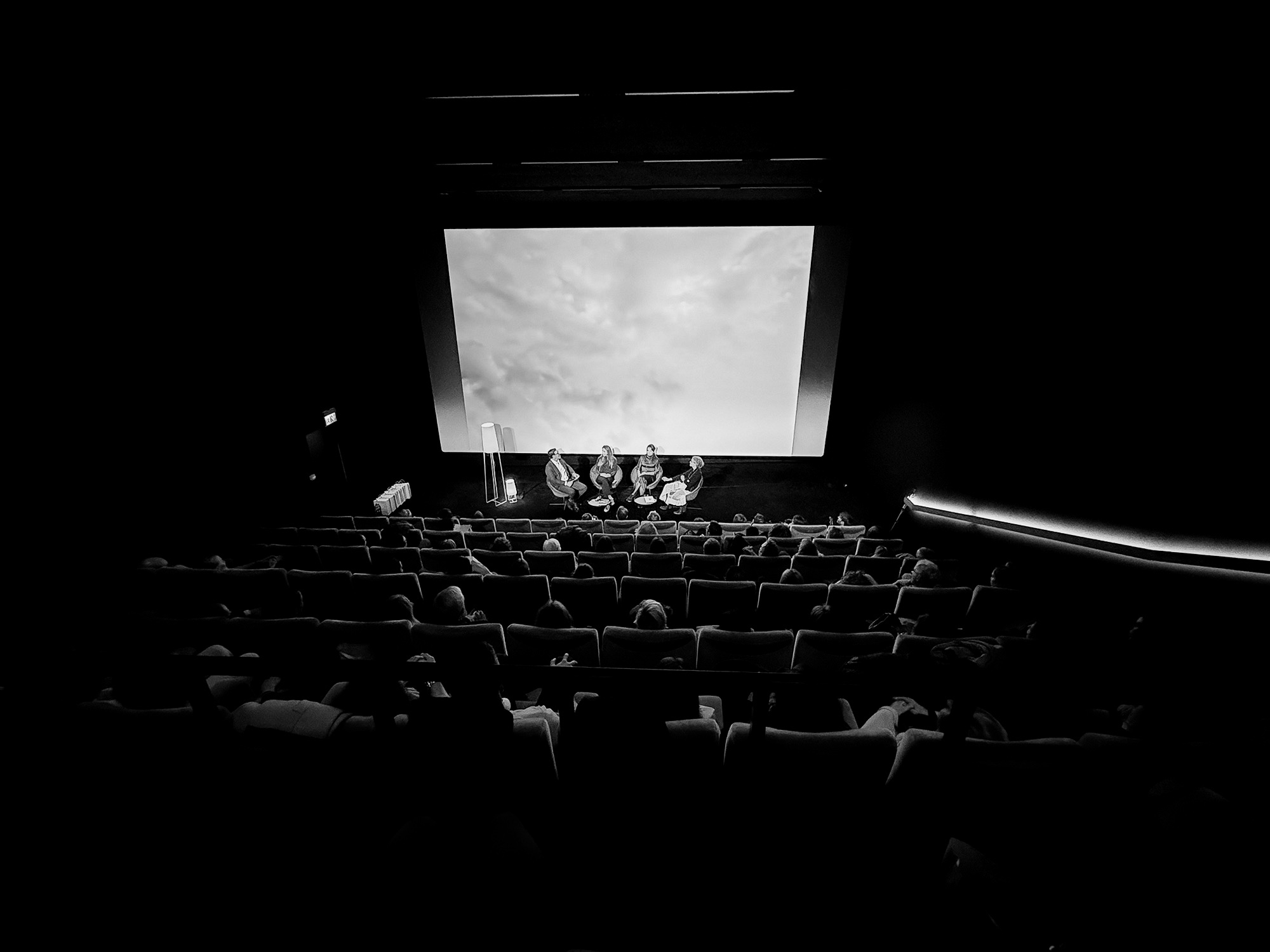 Kathrina Looser Seiz im Gespräch mit Besuchern der Buchvernissage ROSAROT – persönliche Begegnungen und Reflexion