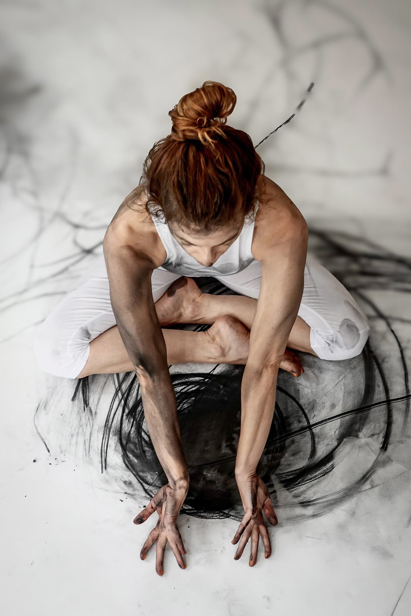 LAB #1 von Kathrina Looser mit Noemi di Gregorio — Tänzerin hinterlässt Kohlespuren auf Papier