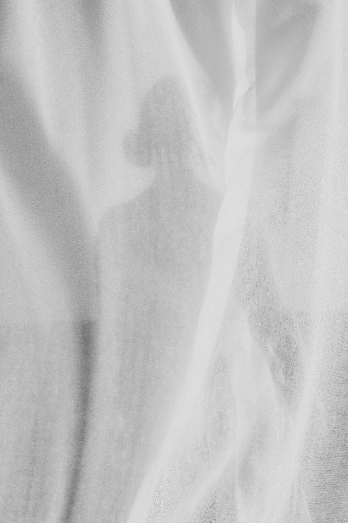 Unfold — Between von Kathrina Looser: Körper und Schleier zwischen Sichtbarem und Verborgenem